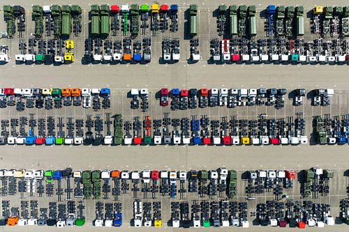 Vrachtwagens in een rij op een parkeerplaats van bovenaf gezien