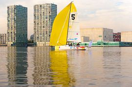 Wedstrijd zeilboot by Brian Morgan