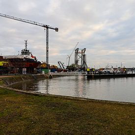 werk in de Rotterdamse haven van SchraMedia