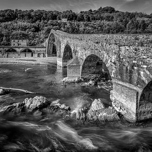 Ponte della Maddalena - Bagni di Lucca - Schwarz und Weiß von Teun Ruijters