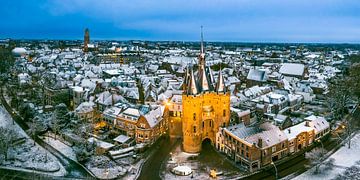 Zwolle Sassenpoort oude stadspoort tijdens een koude winterochtend van Sjoerd van der Wal