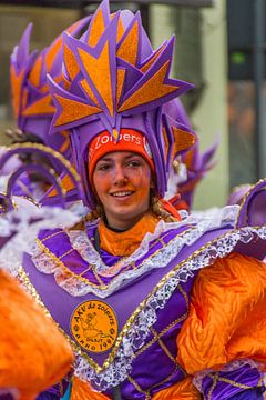 Mooi portret van een carnavalist te Aalst in België. van didier de borle
