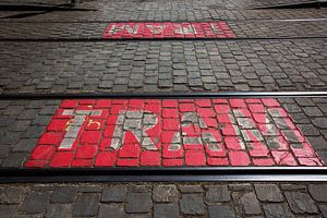 Antwerpen Straßenbahntext auf Kopfsteinpflaster