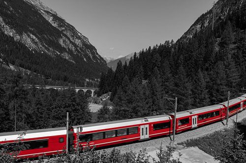 Rood treintje in Zwitserland