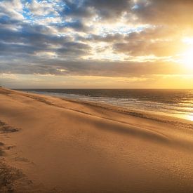 Kustmagie Gouden zonsondergang op het strand bij Ouddorp van Friedhelm Peters