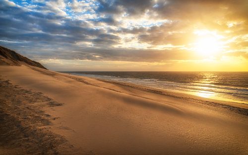 Magie de la côte Coucher de soleil doré sur la plage près d'Ouddorp sur Friedhelm Peters