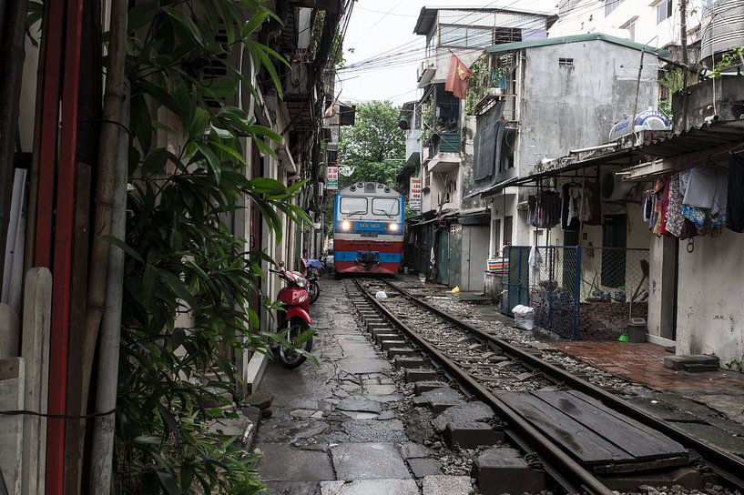 Treinspoor midden in Hanoi van Yme Raafs
