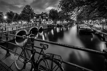 AMSTERDAM Evening impression from Brouwersgracht | Monochrome sur Melanie Viola