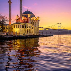 Mosquée d'Ortakoy et pont du Bosphore à Istanbul, Turquie sur Michael Abid
