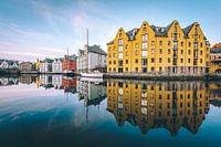 Ochtendlicht in de haven van het Noorse Alesund