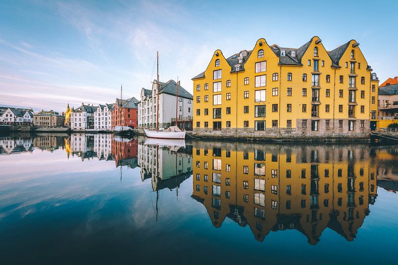 Ochtendlicht in de haven van het Noorse Alesund van Erik Hageman
