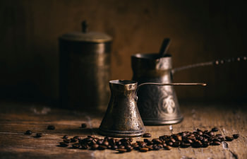 Stillleben mit einer alten Kaffeekanne. Kaffeekanne auf dem Küchentisch