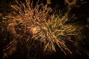 Silvesternacht. Feuerwerk. Gold.