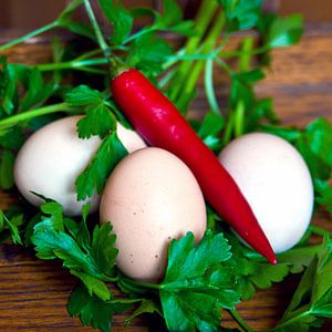 Frische Eier mit Chili und Petersilie