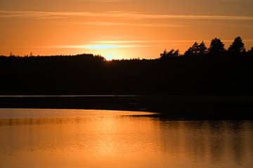 Zonsondergang bij het meer in Zweden van Martin Köbsch