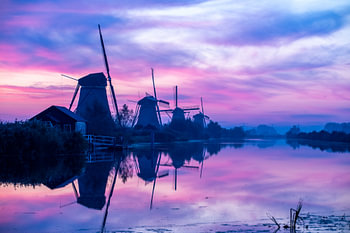 Verträumtes Bild von Mühlen in Kinderdijk.