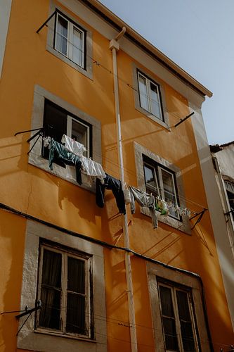 Sonne, Schatten und Leinen - der Rhythmus einer portugiesischen Straße