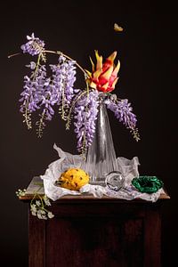 Stilleben mit Drachenfrucht, Glyzinie und Malachit