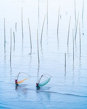 Twee Vissers met hun Netten bij Laagwater