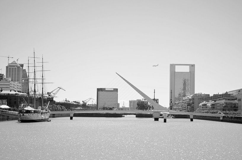 Stadtteil von Buenos Aires - Puerto Madero - Boot, Fluss und Gebäude von Carolina Reina Photography