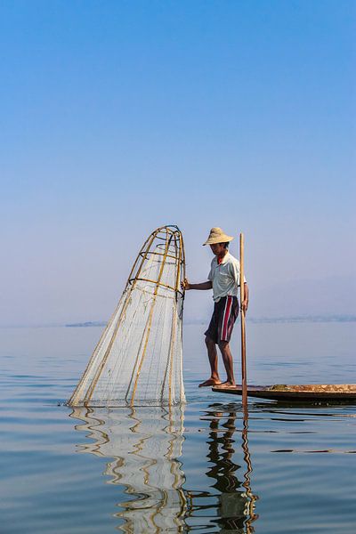 Birmanischer Fischer am Inle See II von Thijs van den Broek