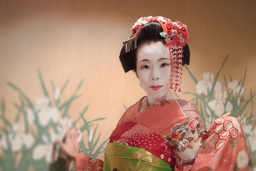Geisha oder japanische Maiko im traditionellen Kimono von Kuremo Kuremo