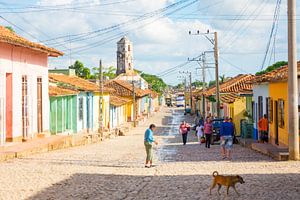 Oude kleurrijke kerkstraat in de stad Trinidad in Cuba van Michiel Ton