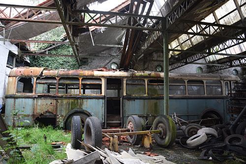 verlassener Bus von Thalita Dumolin