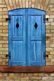 blauer Fensterladen von Norman Krauß