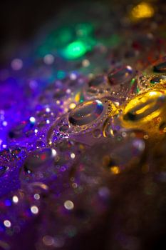 Wassertropfen auf beleuchteter Kunststofffläche