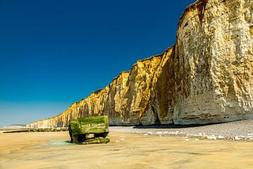 Avondwandeling op het strand in het mooie Normandië bij Saint-Aubin-Sur-Mer - Frankrijk van Oliver Hlavaty
