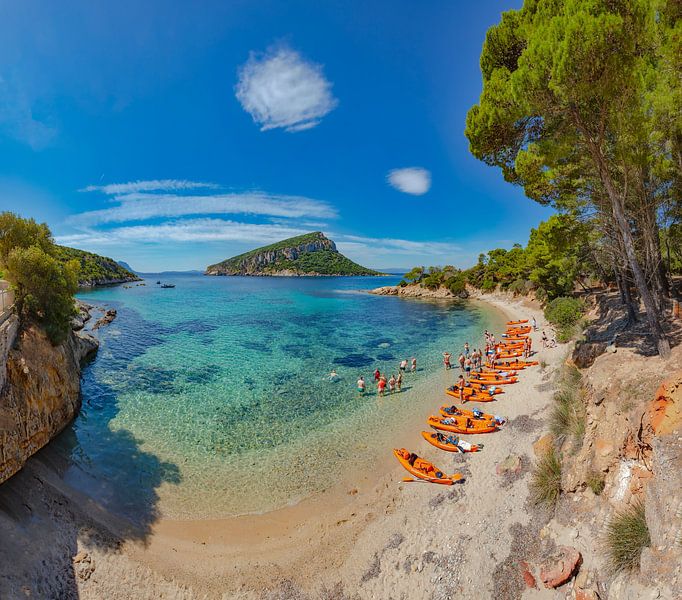Groupe de touristes avec des canoës sur la plage de Cala Moresca dans la baie de Golfo Aranci avec v par Rene van der Meer