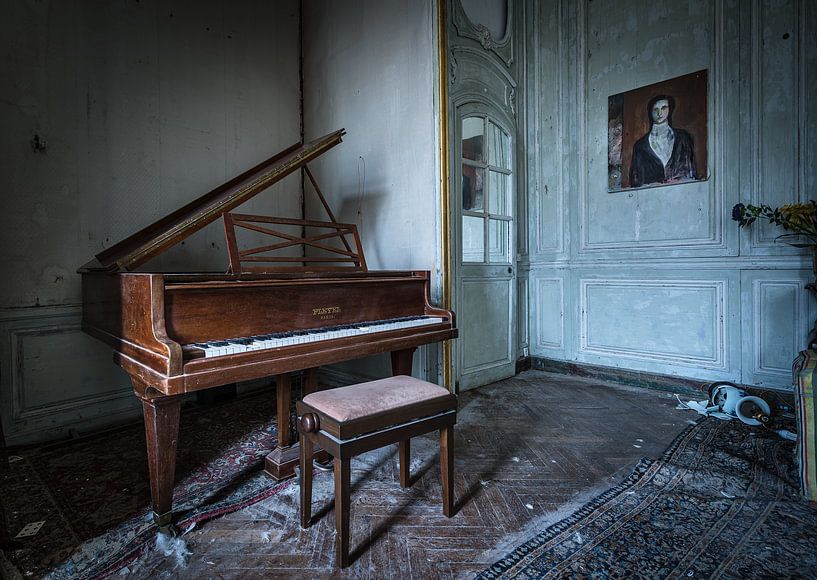 Grand piano in abandoned villa by Inge van den Brande