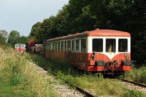 Oude treinwagon  op verlaten spoor in Frankrijk van Blond Beeld