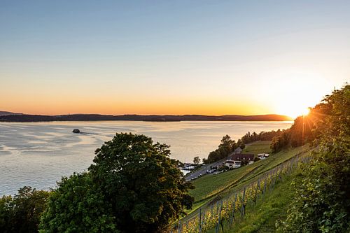 Ferry près de Meersburg sur le lac de Constance au coucher du soleil