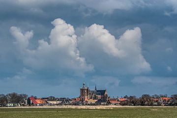 Zicht op Workum met stevige wolkenpartij