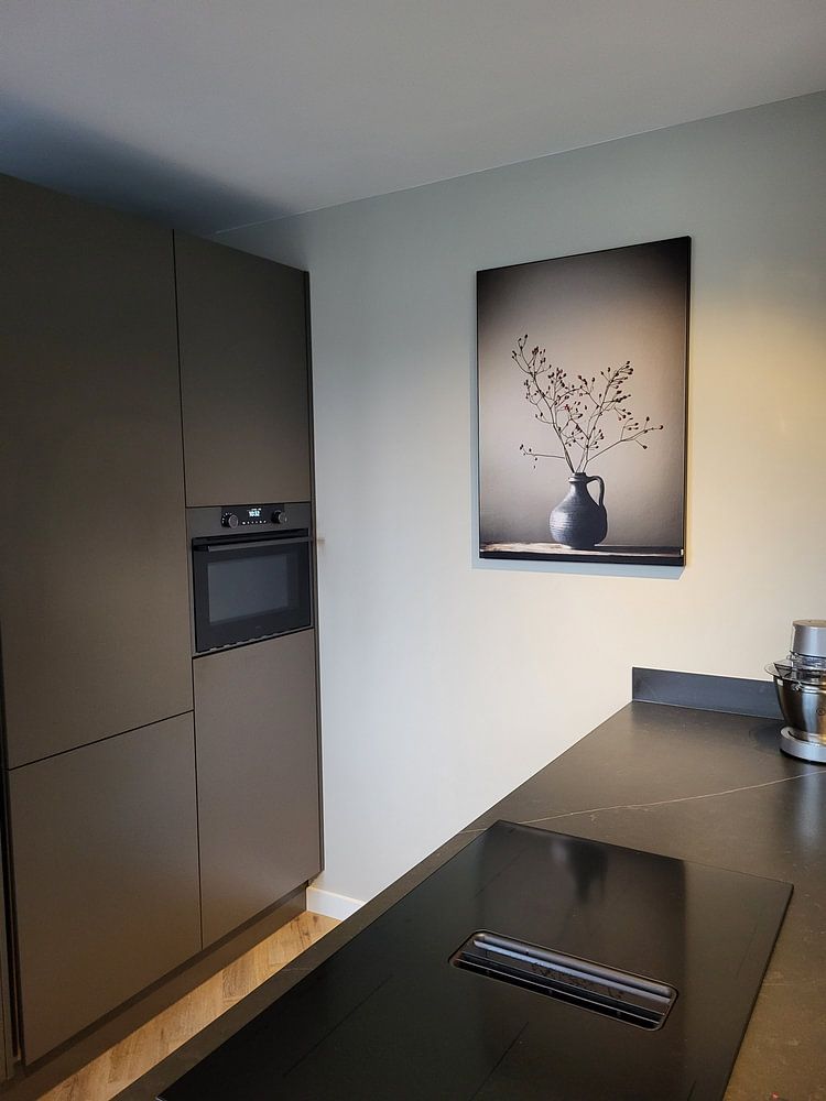 Blaue Vase mit Beeren  von Karin Bazuin 