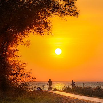 Sonnenuntergang über dem IJsselmeer und der kleinen Seebrücke von Makkum von Harrie Muis