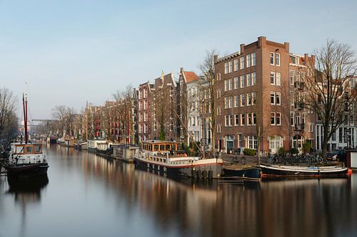 Kanaal en oude huizen in Jordaan, Amsterdam, Nederland.