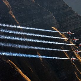 Patrouille Suisse tijdens de Axalp Fliegerschiessen Airshow in Zwitserland van Martin Boschhuizen