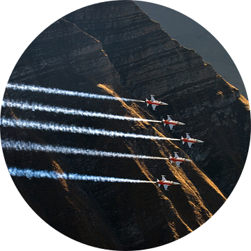 Patrouille Suisse tijdens de Axalp Fliegerschiessen Airshow in Zwitserland van Martin Boschhuizen