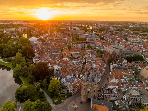Zomerse zonsondergang boven Zwolle van bovenaf gezien