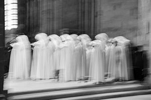 Bénédictines chantant à la basilique de Vézelay en noir et blanc, France