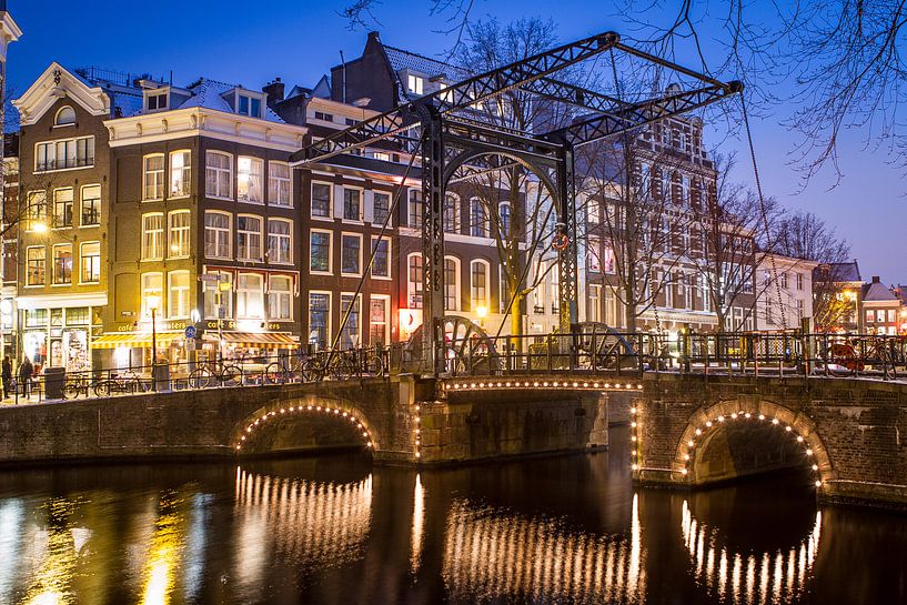 Typisch Amsterdamse brug van Leon Weggelaar