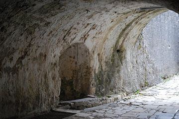 De gangen in het Oude Fort Kerkyra op Corfu. van Ingrid Van Maurik