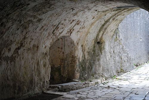 De gangen in het Oude Fort Kerkyra op Corfu.