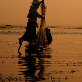 Pêcheur sur le lac Inle au Myanmar sur Carolien van den Brink