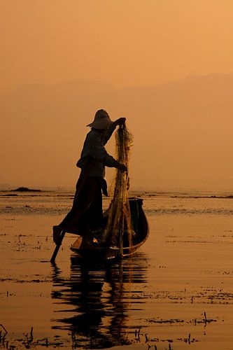 Pêcheur sur le lac Inle au Myanmar sur Carolien van den Brink