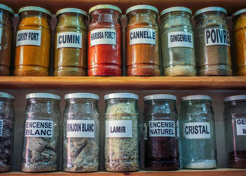 Glazen potten met kruidenessences en mineralen van Patricia Hofmeester