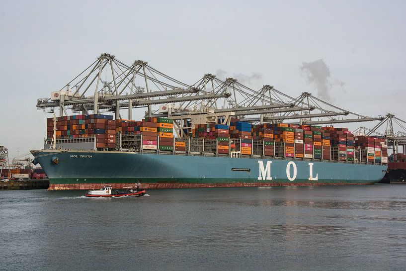 Das Containerschiff Mol Truth macht am Containerterminal auf der Maasvakte fest von scheepskijkerhavenfotografie